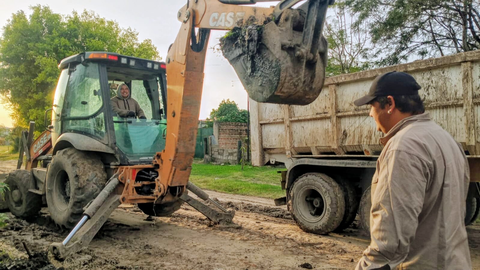 La comuna inició la semana con mejorado de calles y mantenimiento de desagües