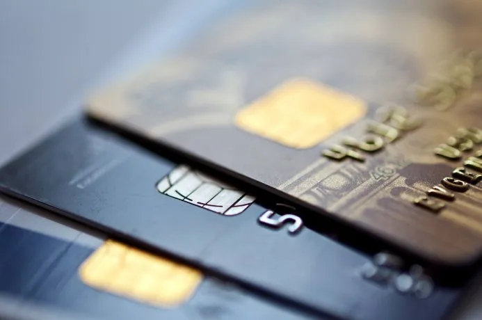 Las tarjetas de crédito revirtieron la tendencia y registraron su primera mejora tras cinco meses de caída