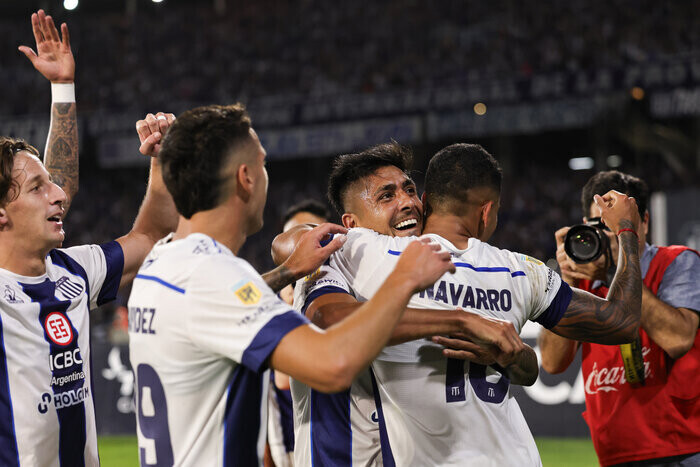 Talleres le ganó a Huracán y se prendió en la pelea grande