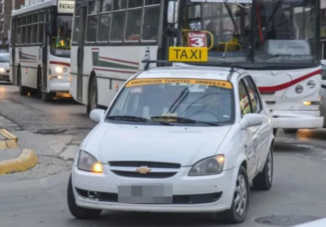 Taxistas en crisis: piden declarar la emergencia ante el avance de Uber y la suba de costos