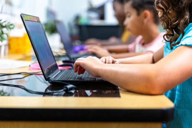 Calculadoras y pantallas: el desafío de rescatar el pensamiento lógico en las escuelas