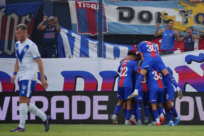 tigrevelez.jpg Tigre goleó a un Vélez que sintió las ausencias y estuvo desconocido