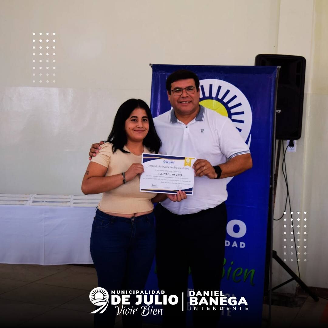 El intendente de 9 de Julio,Daniel Banega, participo del acto de entrega de nuevos egresados en el departamento.