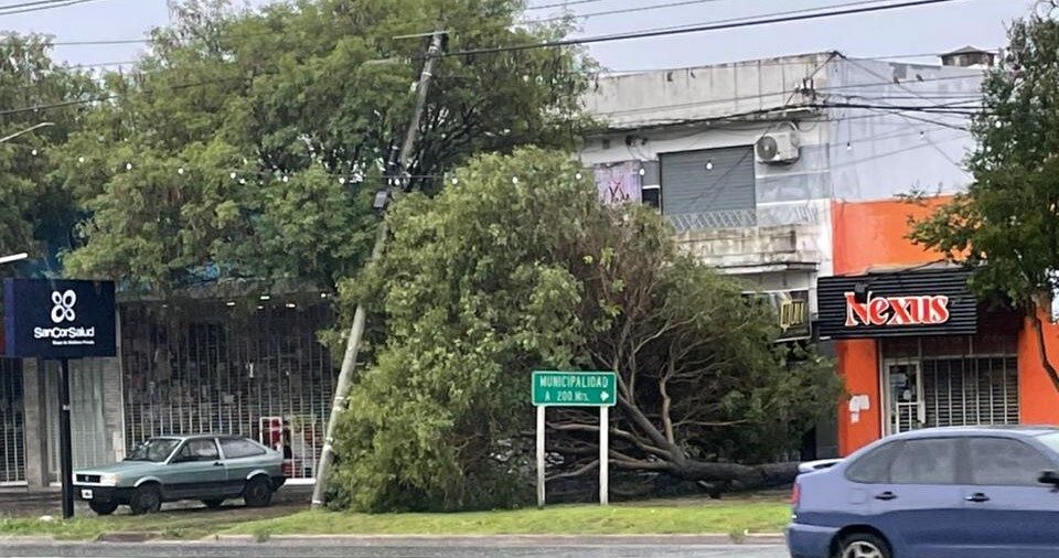 Fuerte tormenta de lluvia y viento afectó a Bermúdez