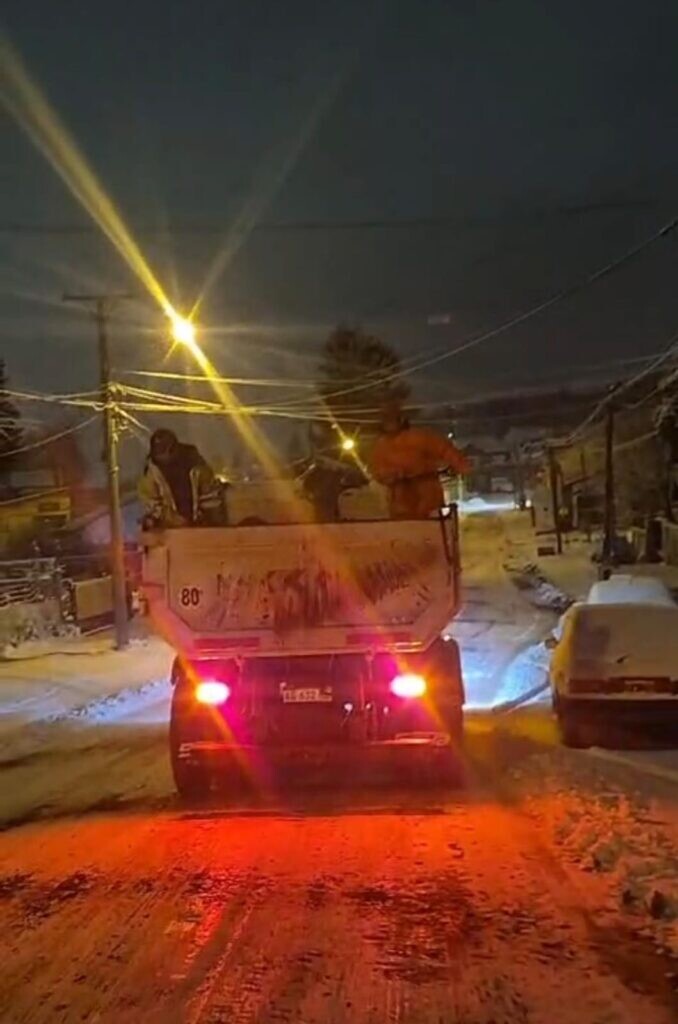 Las delegaciones municipales despliegan un amplio operativo por la nieve en distintos puntos de Bariloche