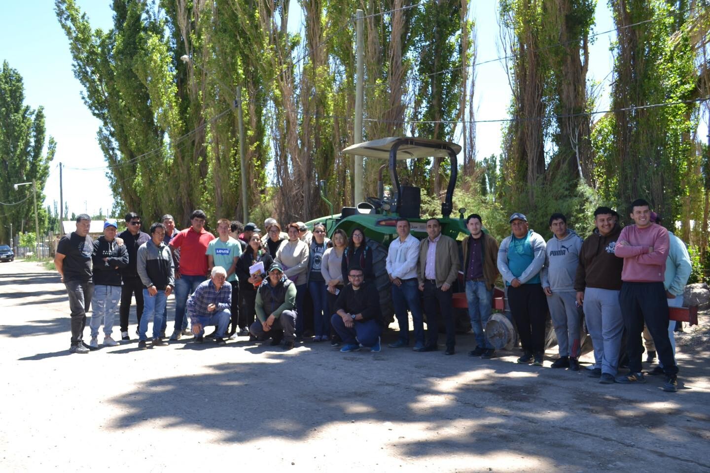 En el marco del Programa Educativo de Formación Laboral, se llevó a cabo una valiosa capacitación sobre el Manejo y Uso Seguro de Tractor Agrícola por parte del municipio de Iglesia.