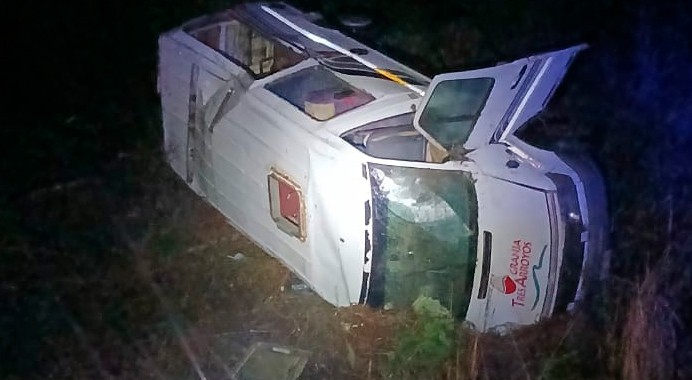 UN UTILITARIO TERMINÓ VOLCANDO EN LA BANQUINA AL ESQUIVAR UN CARPINCHO.