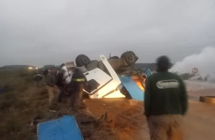 tragedia-14-camionero-chajari.webp Tragedia en Ruta 14: volcó un camión con químicos y murió el conductor