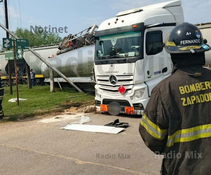 Camión chocó contra un tren en San Lorenzo y volcó combustible