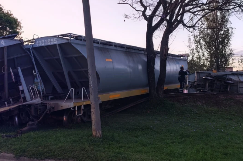 Descarriló el tren y cortó el tránsito en varios puntos de la ciudad de Santa Fe