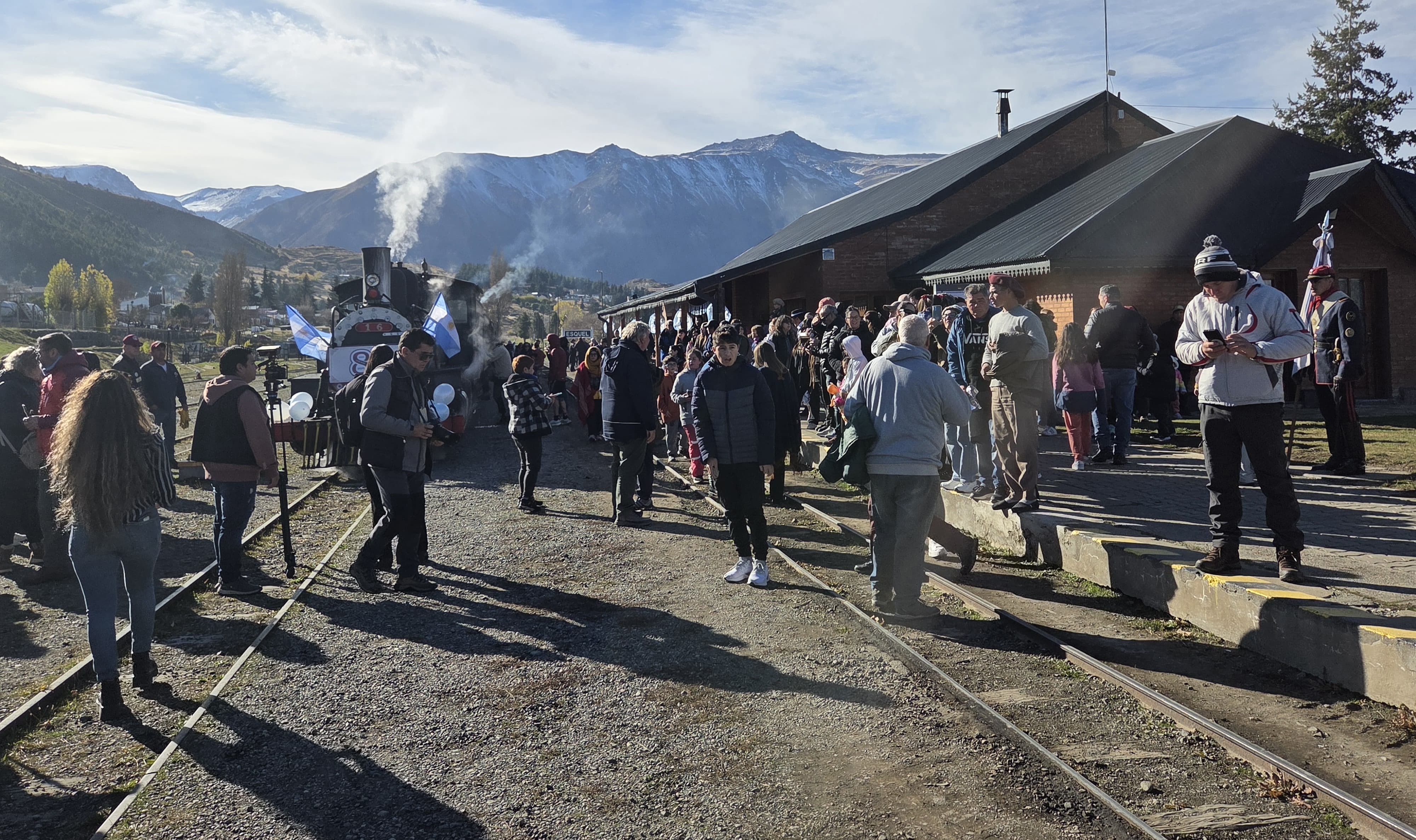 Con un colorido acto y una salida llena de pasajeros “La Trochita” celebró el 80° aniversario de su llegada a Esquel