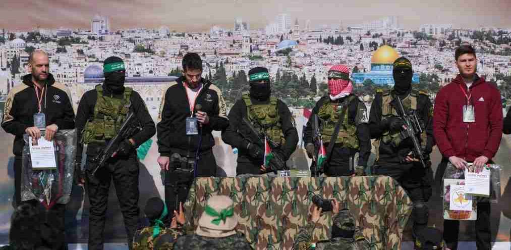 Israel libera a 369 prisioneros palestinos en intercambio por tres rehenes israelíes