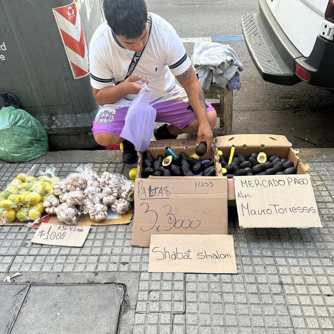 un-tipo-se-puso-a-vender-paltas-y-para-que-jorge-macri-lo-v0-fzsd0liog5ph1.jpg El mercado y la norma: carteles en hebreo y el control del espacio público en la Ciudad