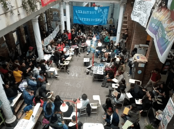 universitario.png El Frente Sindical de Universidades Nacionales llamó a un paro en rechazo al veto en Diputados
