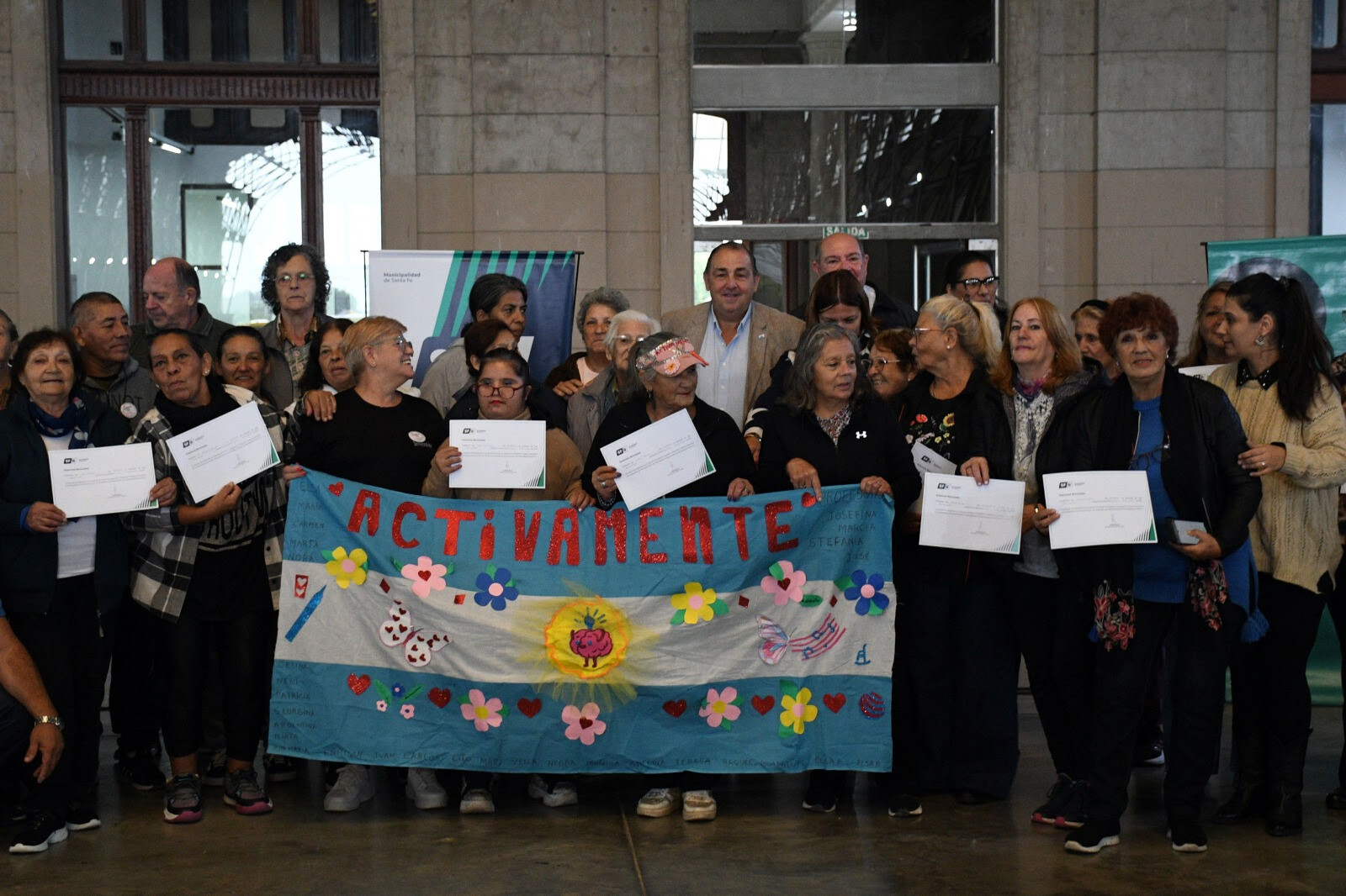 La Municipalidad entregó certificados de capacitación laboral y social a más de 700 vecinos