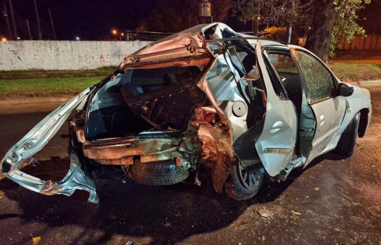unnamed-file-9-768x495.png Violento choque de un auto contra un árbol en Concordia: los ocupantes fueron hospitalizados