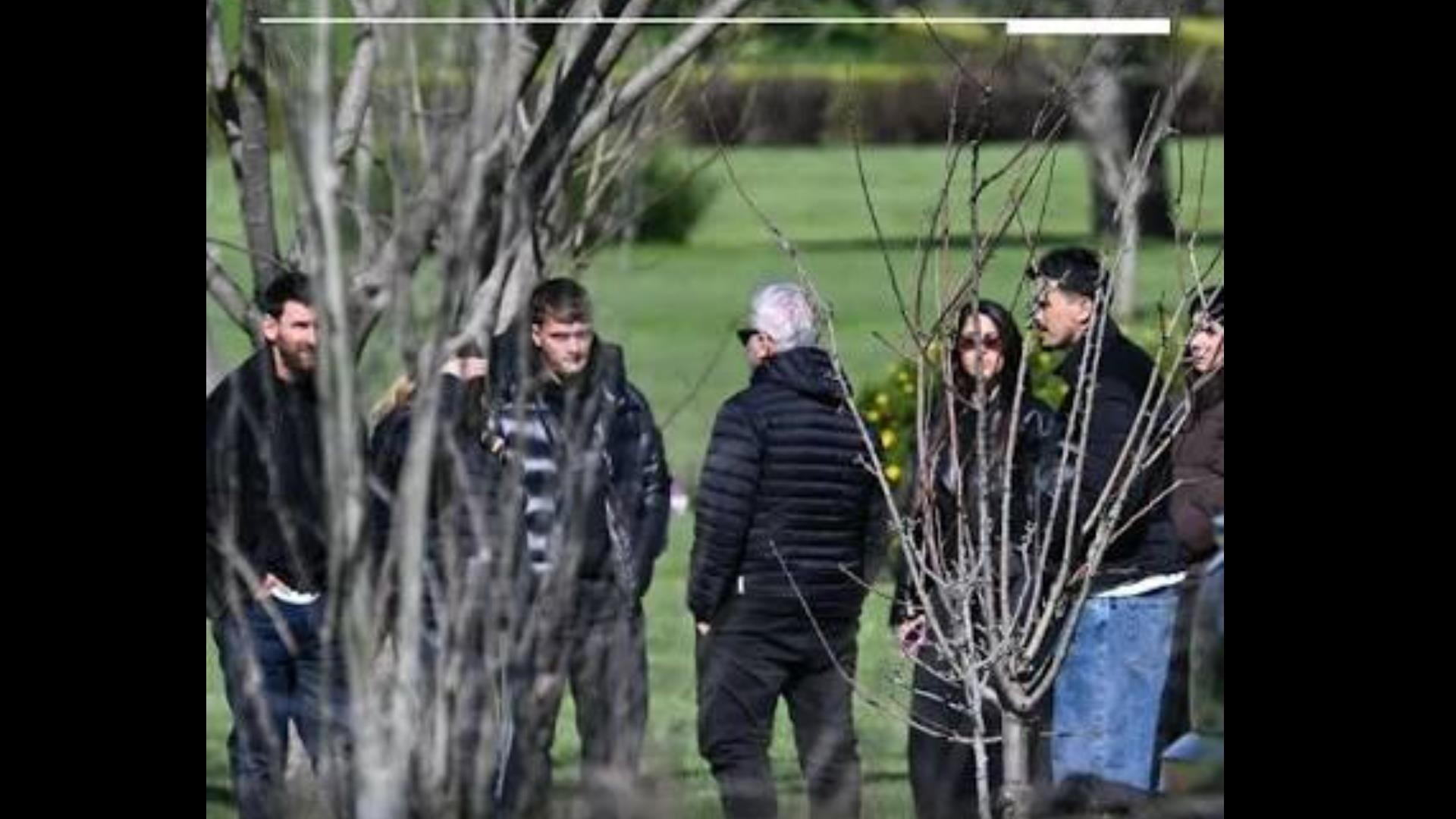 Rosario abrazó a messi en el último adiós a su padre jorge