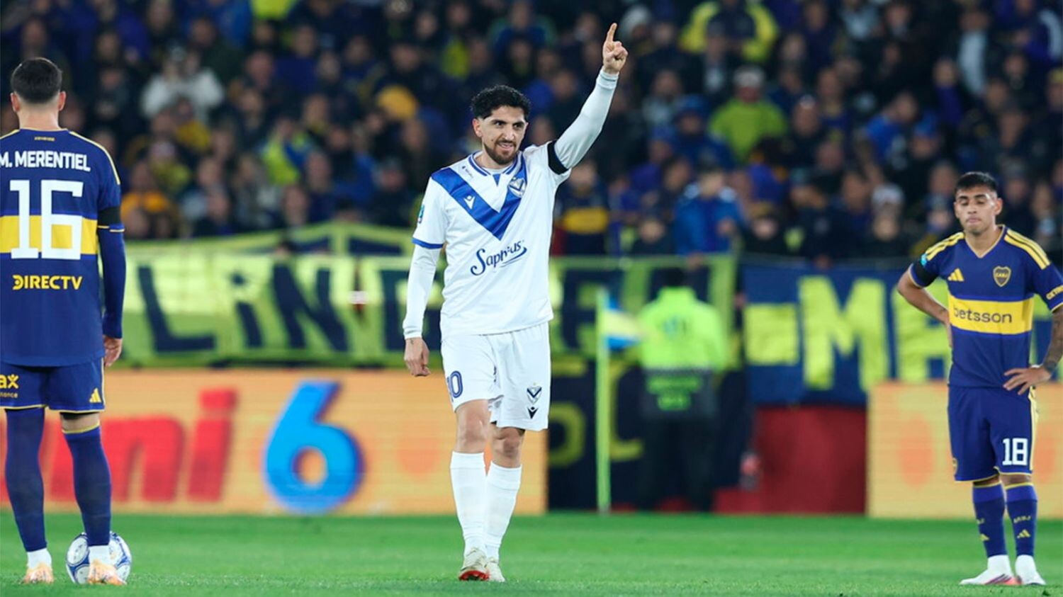 Boca reaccionó a tiempo y rescató un empate ante Vélez.