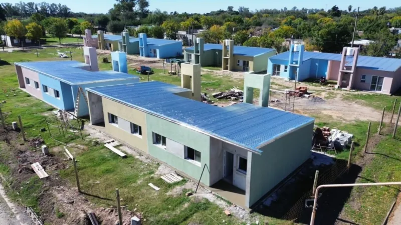 La gestión de Pullaro sorteó viviendas en Sastre y Ortiz