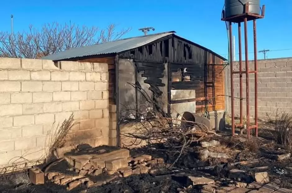 Quemaban pastizales y terminaron incendiando una vivienda