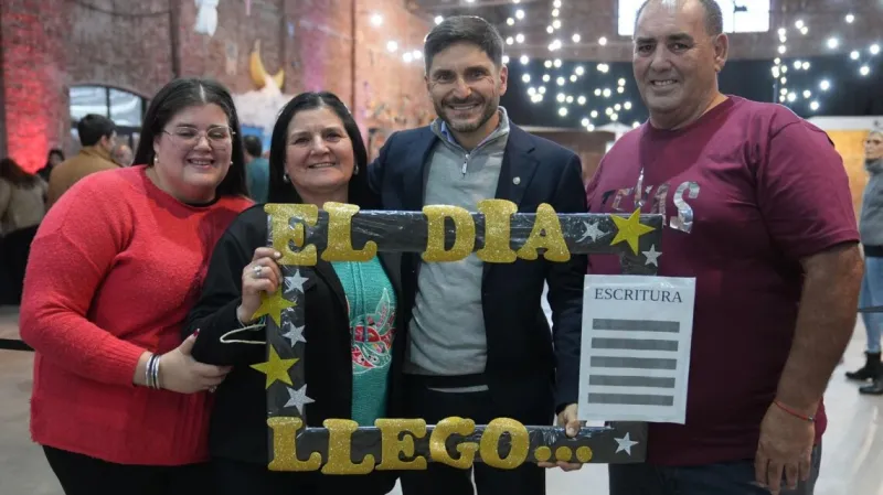 Pullaro encabezó una nueva entrega de escrituras de viviendas en Santa Fe