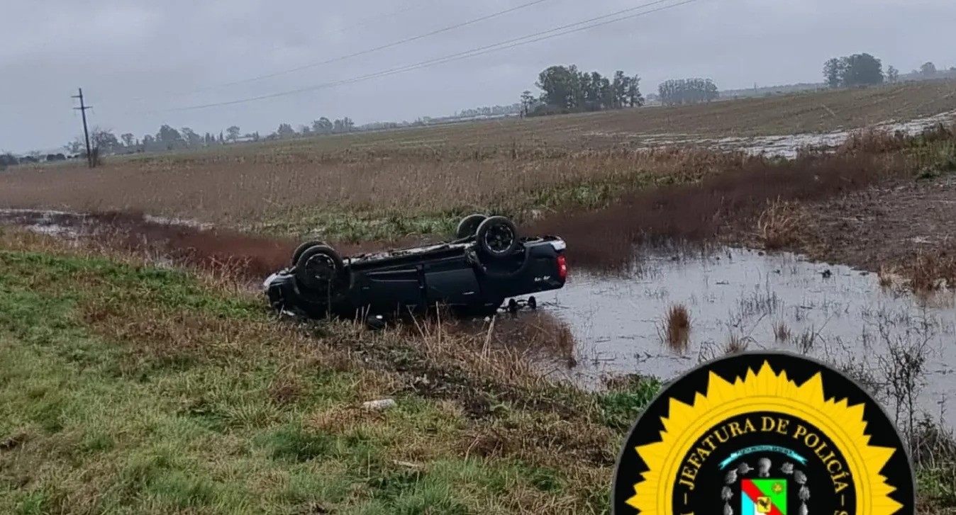Una pareja despistó por espejos de agua en la Ruta 39.