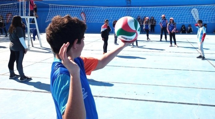 El municipio de Sarmiento invita a los jóvenes del departamento a ser parte de la Escuela de Iniciación Deportiva de Vóley.
