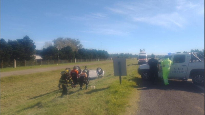 vuelco1.jpg_815021171.jpg Volcó una camioneta cerca de Funes, murió una mujer y su pareja está grave