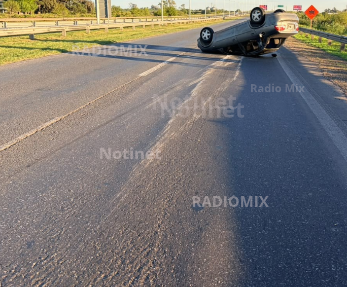 vulco.png Un auto volcó en la autopista Rosario-Santa Fe