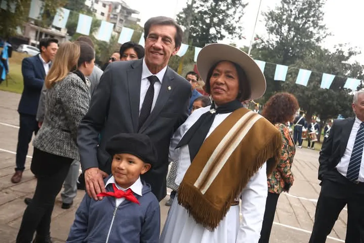 Sadir encabezó los actos por el 432° aniversario de la fundación de San Salvador