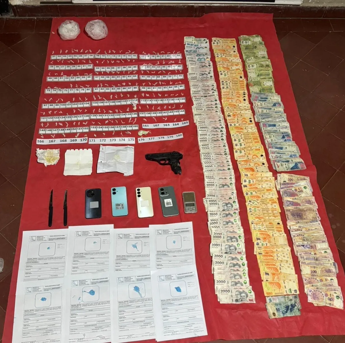 Narcomenudeo: secuestro de drogas, vehículos, teléfonos y un arma en más de 20 procedimientos