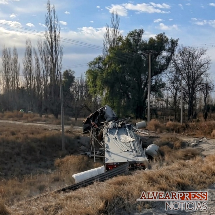 POLICIALES | Real del Padre: Dos camiones de gran porte chocaron sobre Ruta 143 y el ingreso a Rincón del Indio