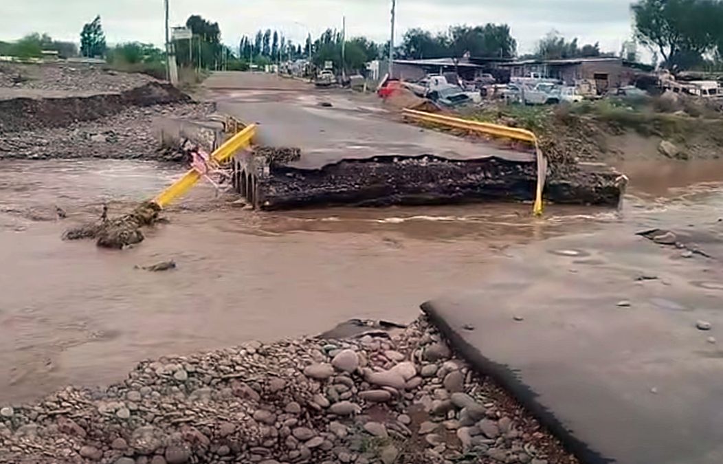SAN RAFAEL | Colapso en el paso de POBRE DIABLO. El agua produjo un importante socavón y se suspendió la circulación