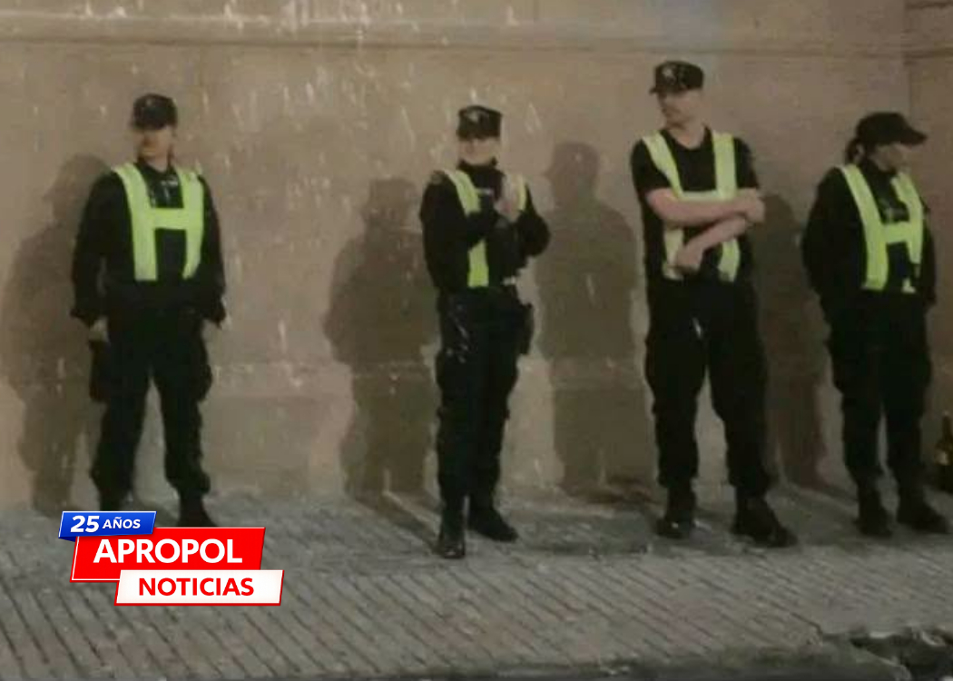 Otra vez atacaron la Catedral de Rosario y los policías quedaron como única barrera
