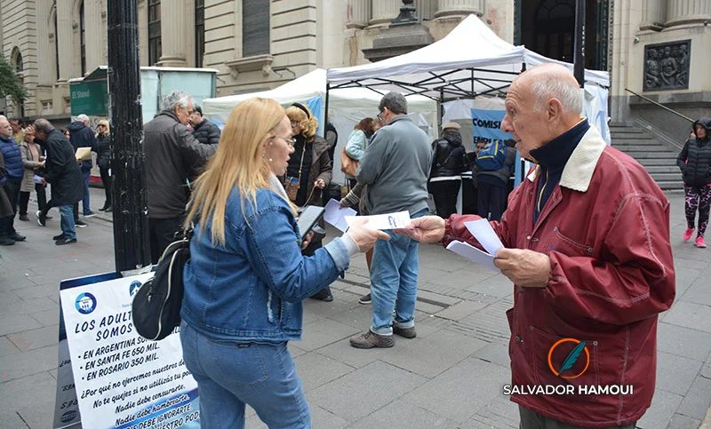Jubilados en la peatonal: firmas, reclamos y una presencia pública que ya lleva seis meses