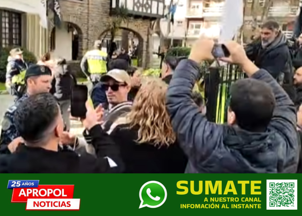 Mar del Plata: vecinos derribaron las vallas de la Jefatura durante una marcha contra la inseguridad