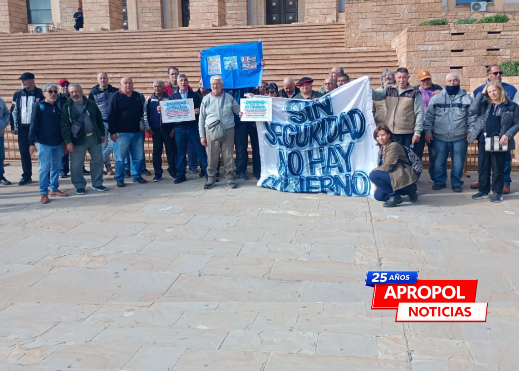 Mendoza: retirados policiales y penitenciarios llevaron a la Legislatura un reclamo por haberes mal liquidados
