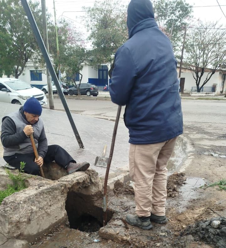 WhatsApp-Image-2026-09-17-at-13.22.2153535.jpeg La Municipalidad de La Banda continúa con la limpieza de bocas de tormenta