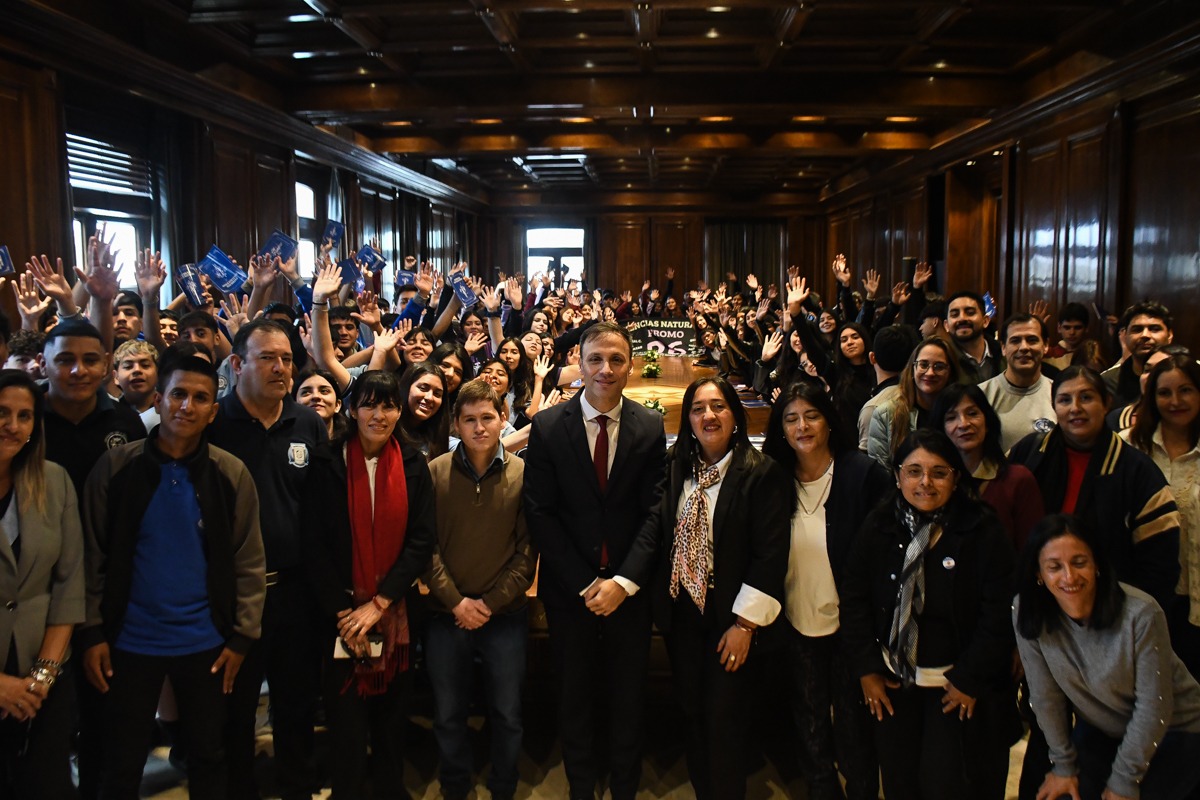 ALUMNOS DE LOS DEPARTAMENTOS COPO, TABOADA, ROBLES, JIMÉNEZ, RÍO HONDO Y CHOYA VISITARON CASA DE GOBIERNO