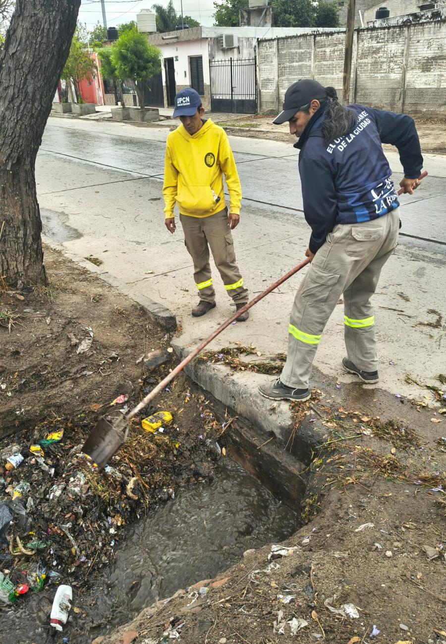 WhatsApp-Image-2026-10-12-at-14.40.0024525245.jpeg El municipio realizó trabajos de limpieza de desagües y bocas de tormentas en distintos sectores de la ciudad