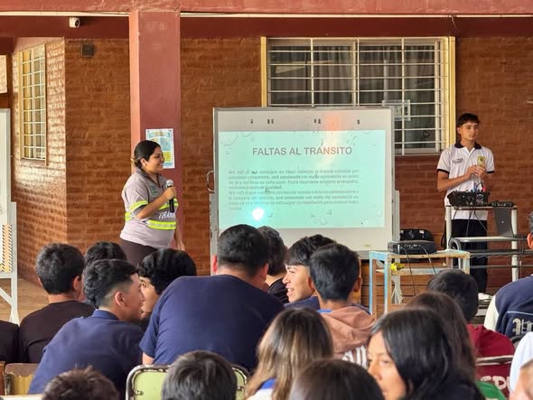 🚦🏍️ La Secretaría de Tránsito del Municipio de Charata continúa llevando Educación Vial a las escuelas