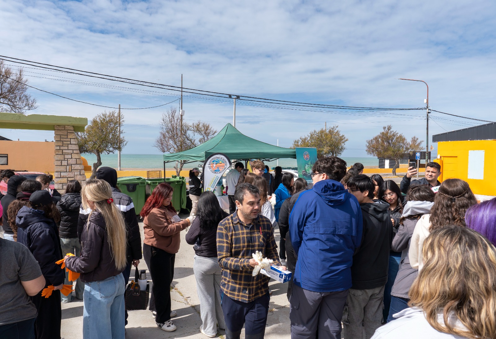 Más de 70 estudiantes participaron de una jornada ambiental en Playa Unión
