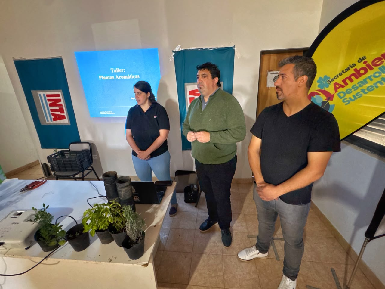 Una jornada sobre plantas aromáticas combinó teoría y práctica en el Vivero Municipal
