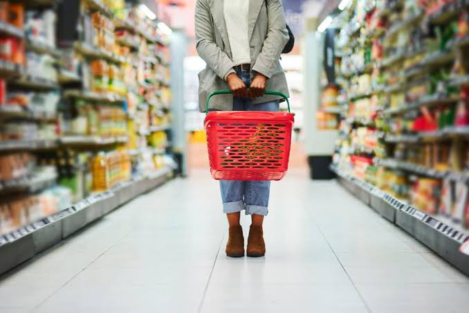 El consumo de los hogares volvió a caer en agosto y registró una baja interanual del 1,1%