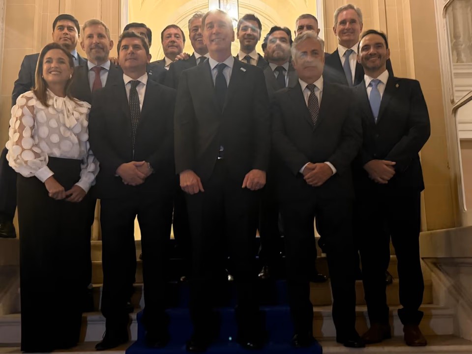 Cena con 12 gobernadores en París: Santilli negocia las PASO y afianza el vínculo con las provincias
