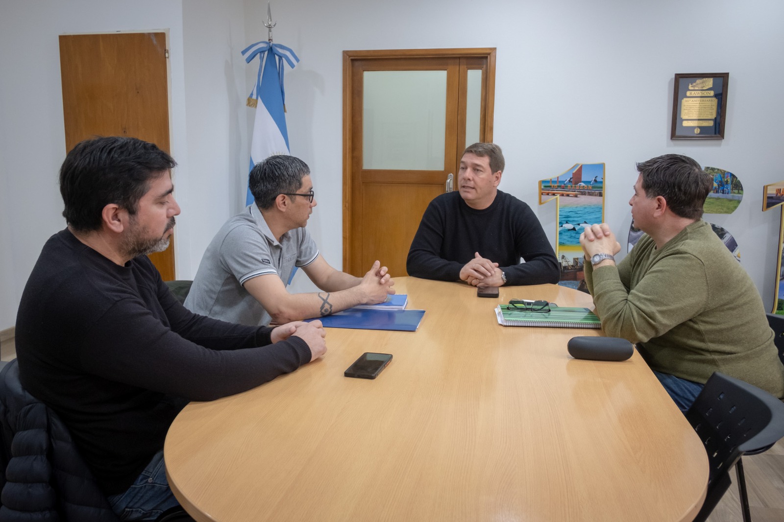 Municipio y Vecinal del Luis Vernet analizaron mejoras y proyectos para el barrio