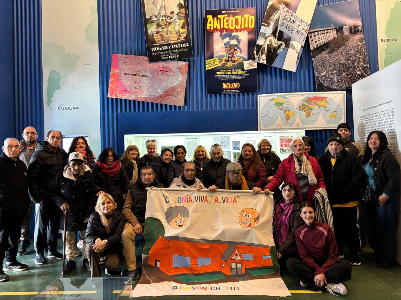 Personas mayores de “Viva la Vida” recorrieron el Museo del Soldado de Malvinas
