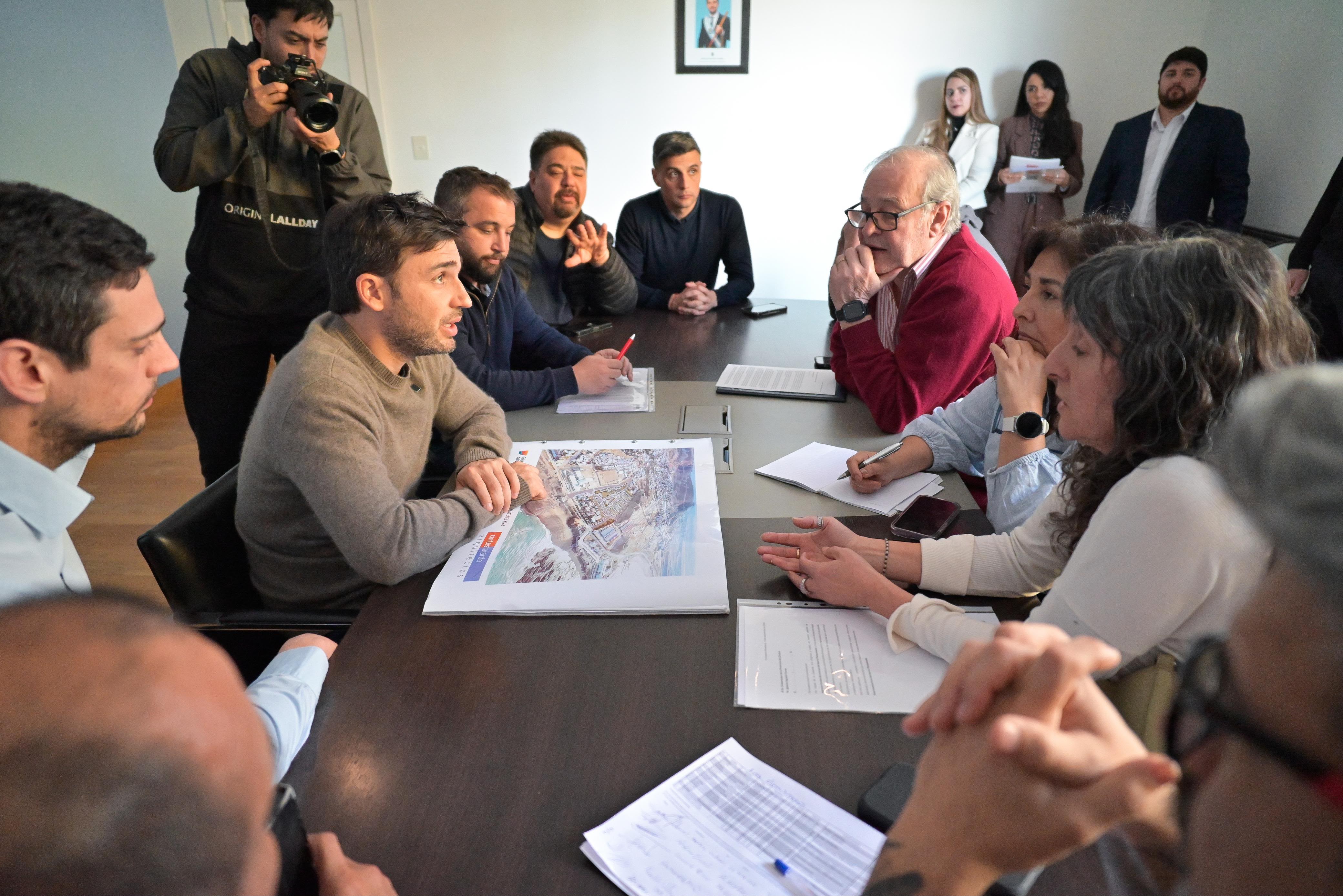 Torres firmó el decreto que destina lotes con servicios a familias damnificadas por el derrumbe del Cerro Hermitte