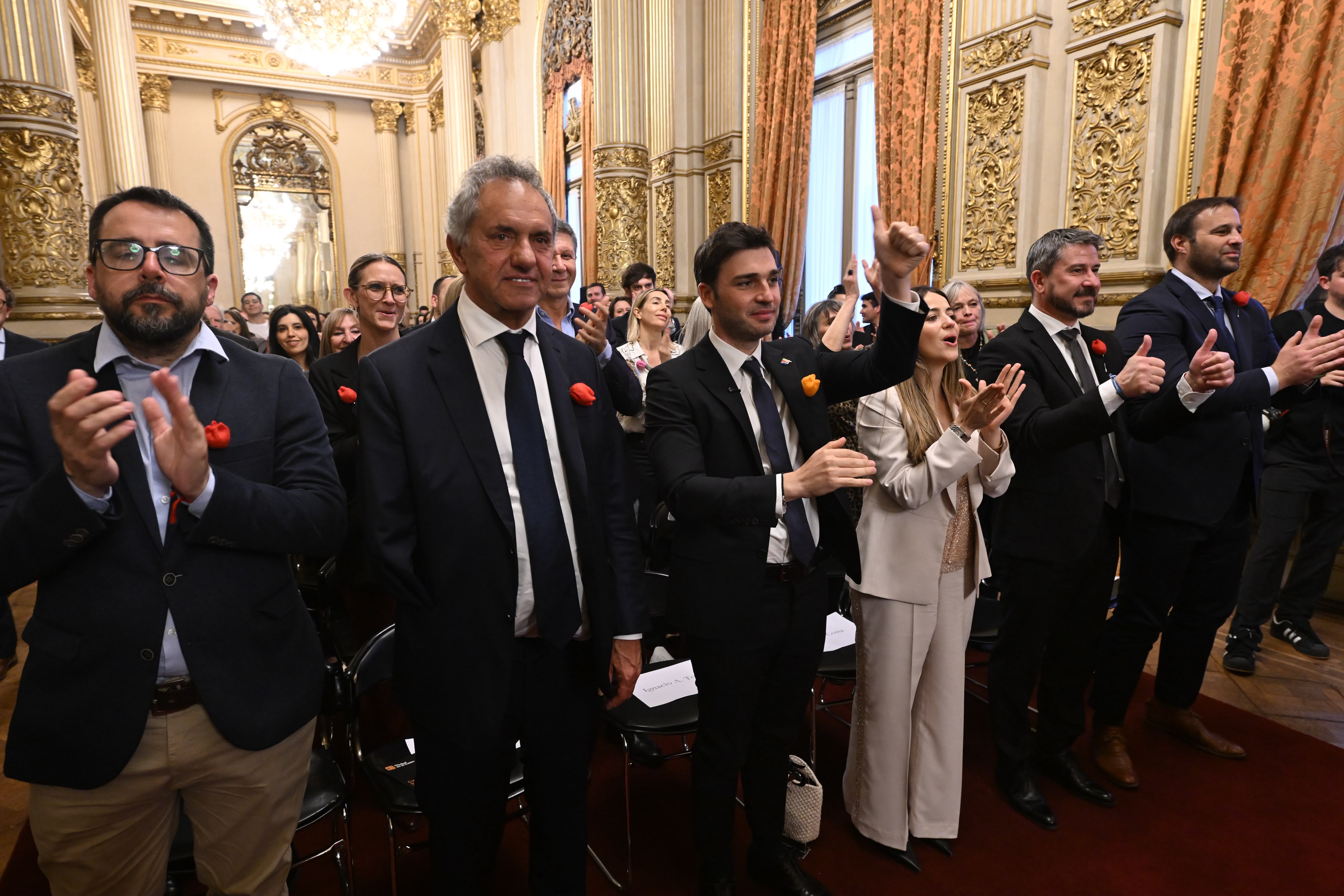 Torres acompañó a la Orquesta del barrio INTA en su histórica presentación en el Teatro Colón