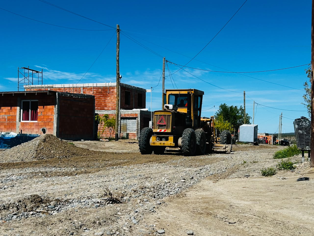 Continúan los trabajos de repaso de calles en distintos sectores de Rawson tras las lluvias